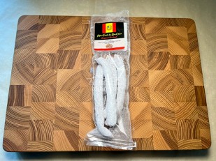 Японские снеки и крекеры: Колбаски сыровяленые Mini Fuet 